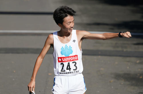 予選会20位でゴールし、拳を突き出す筑波大の猿橋（撮影・加藤諒）