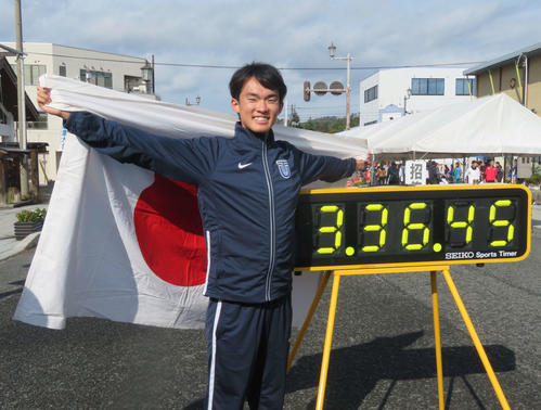 3時間36分45秒のタイマーの前で笑顔を見せる川野（撮影・上田悠太）