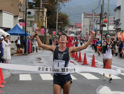 両手を突き上げて、フィニッシュする川野（撮影・上田悠太）