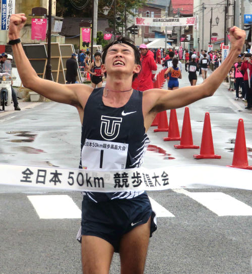 男子50キロ競歩で日本新記録で優勝し、両手を突き上げてフィニッシュする川野（撮影・上田悠太）