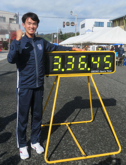 3時間36分45秒のタイマーの横で笑顔を見せる川野（撮影・上田悠太）