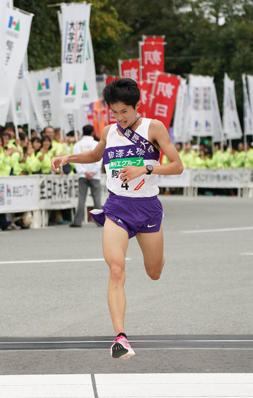 3位でゴールする駒大アンカーの山下（撮影・森本幸一）