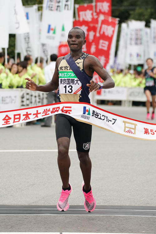 4位でゴールした東京国際大アンカーのルカ・ムセンビ（撮影・森本幸一）