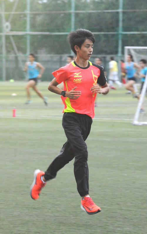 走り込みをする藤枝明誠のエース浜田洸誠