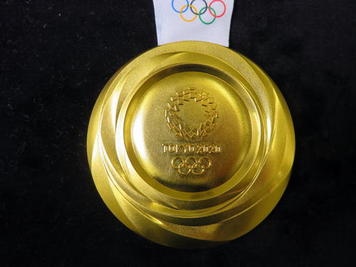 東京五輪の金メダル裏面（2019年7月22日撮影）