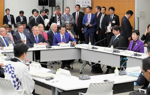 4者協議であいさつするIOCのコーツ調整委員長（テーブル左から2人目）。右端は東京都の小池百合子知事（共同）