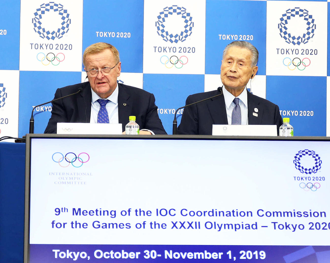 4者協議後の会見に臨むIOCコーツ副会長（中央左）と東京五輪組織委員会の森会長（同右）（撮影・河田真司）