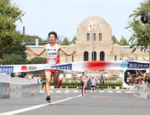 MGCで優勝した中村匠吾（手前）。後方手前から2位の服部勇馬、3位の大迫傑（2019年9月15日撮影）