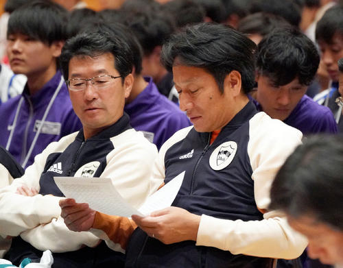 成績表を見つめる青学大・原晋監督（撮影・森本幸一）