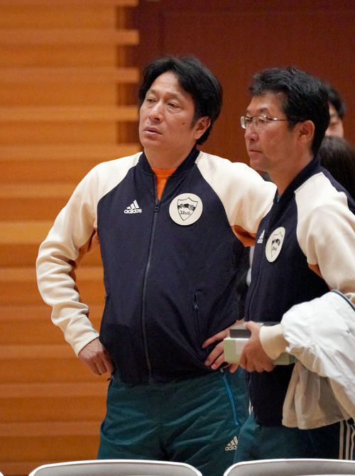 無念そうな表情を見せる青学大・原晋監督（左）（撮影・森本幸一）