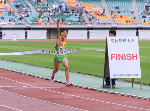 伊藤がトップでゴールし、島田の7年ぶり優勝を決めた