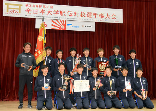 第51回全日本大学駅伝　優勝し記念撮影に納まる両角速監督ら東海大学のメンバー（撮影・森本幸一）