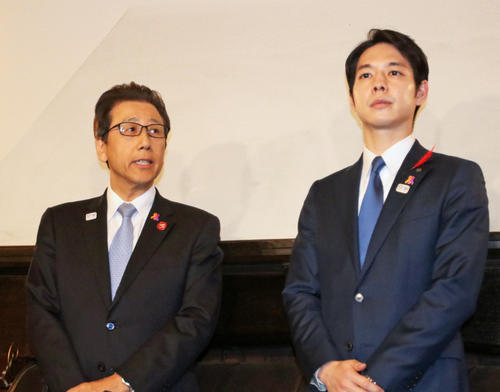 東京五輪マラソンと競歩の札幌開催の決定を受けて会見を行う秋元克広札幌市長（左）と鈴木直道北海道知事（2019年11月1日撮影）