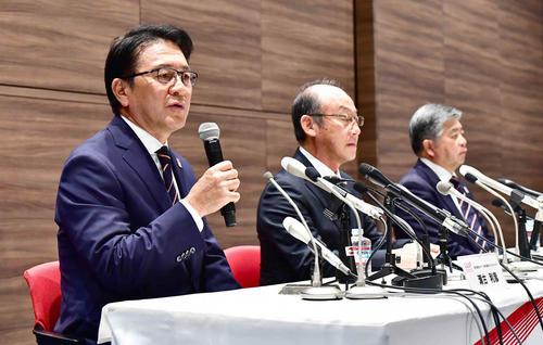 東京五輪マラソン・競歩の札幌移転決定に関して会見に臨む日本陸連の協会員会マラソン強化戦略プロジェクトリーダーの瀬古氏、強化委員長の麻場氏、長距離・マラソンディレクターの河野氏（撮影・小沢裕）