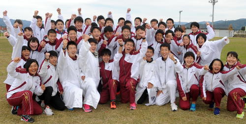 東北代表枠で9年ぶり22度目の全国出場を決めた男子の田村は、女子部員と一緒に喜び合う（撮影・佐々木雄高）