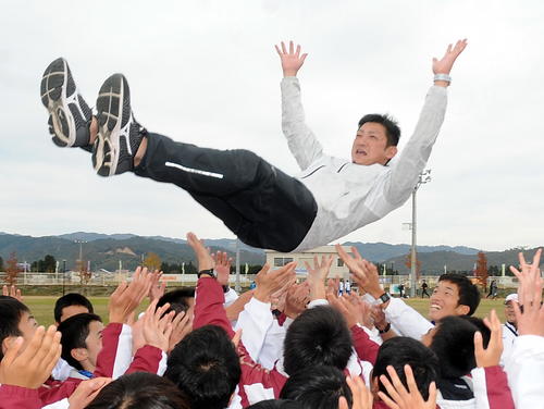 就任8年目で初の全国切符をつかんだ田村・佐藤監督は選手たちに胴上げされる
