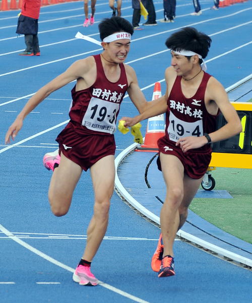 田村は3区斎藤（左）から4区高橋に2位でタスキを渡す