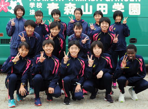 女子の青森山田は3年連続10度目の優勝を決めて5サイン