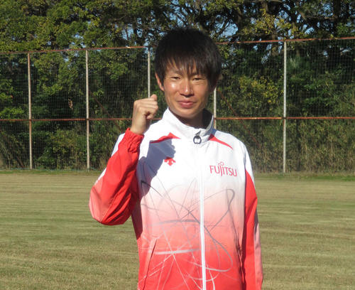 笑顔で拳を握る中村（撮影・上田悠太）