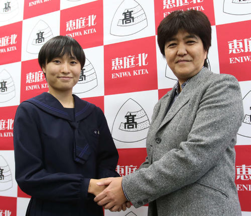 恵庭北陸上部の安倍顧問と握手を交わす御家瀬（左）（撮影・西塚祐司）