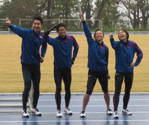 世田谷区総合運動場オープニングイベントで集まったファンに向け、リオ五輪男子リレーメンバーの「侍ポーズ」をする左から飯塚翔太、野沢啓佑、和田麻希、市川華菜（撮影・松熊洋介）