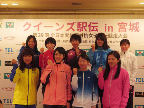 全日本実業団対抗女子駅伝の会見に登壇した前列左から石井、前田、堀、吉本、後列左から森、鈴木、福士、林田、荘司（撮影・上田悠太）