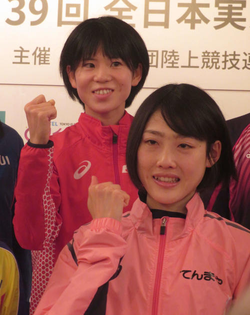 全日本実業団対抗女子駅伝の会見に登壇した鈴木（左）と前田（撮影・上田悠太）