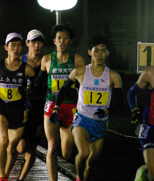 陸上の1万メートル記録挑戦競技会に臨んだ東大の阿部（ゼッケン12番）（撮影・奥岡幹浩）