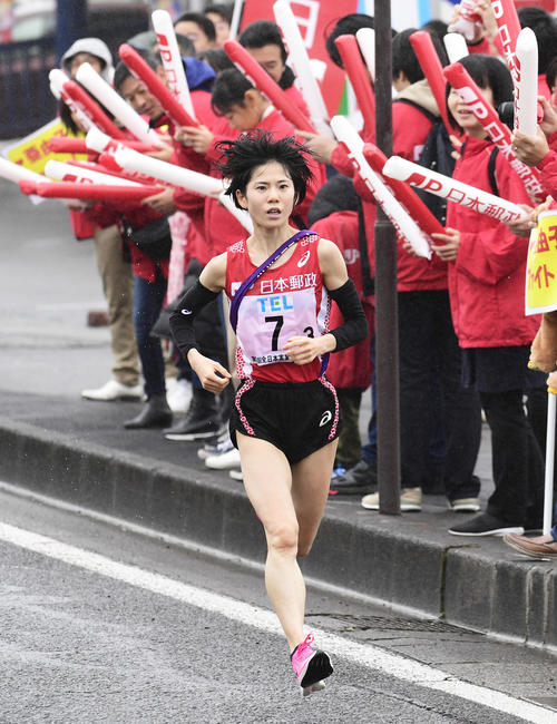 トップで力走する日本郵政グループの鈴木亜由子（代表撮影）