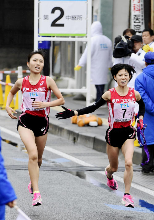 日本郵政グループ3区・鈴木亜由子（右）にトップでたすきを渡す2区・菅田雅香（代表撮影）