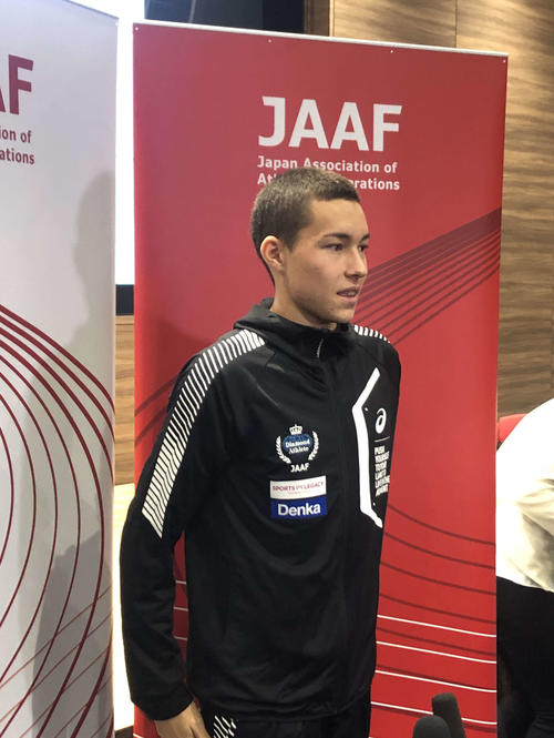 ダイヤモンドアスリートの認定式後、取材に応じるクレイ・アーロン竜波（撮影・上田悠太）