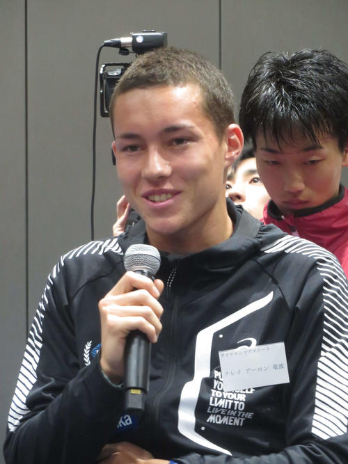 広瀬俊朗氏に質問をするクレイ・アーロン竜波（撮影・上田悠太）