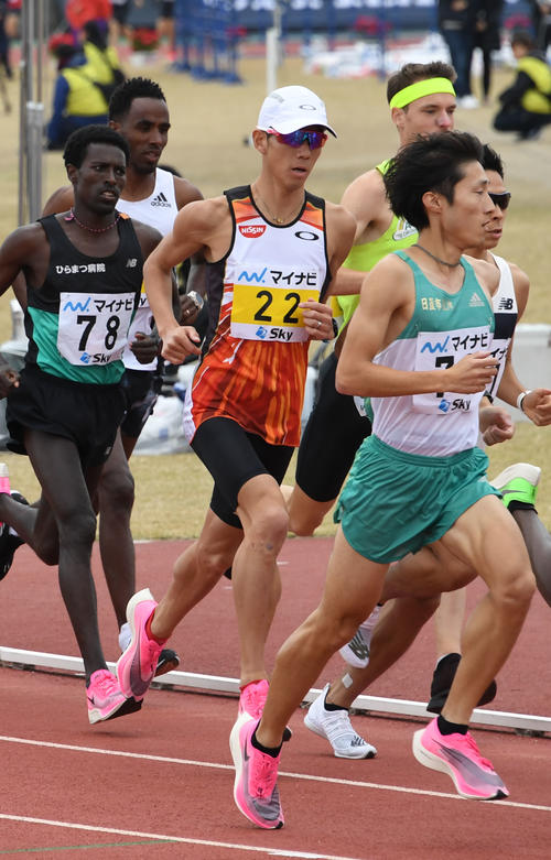 福岡国際マラソン　スタートする佐藤悠基（22）（撮影・今浪浩三）