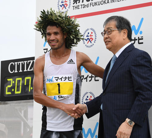 福岡国際マラソン　2時間7分10秒で優勝を飾ったエルマハジューブ・ダザ（撮影・今浪浩三）