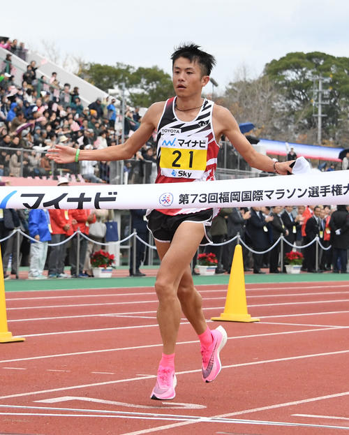 福岡国際マラソン　2時間9分36秒でゴールする日本人トップの藤本拓（撮影・今浪浩三）