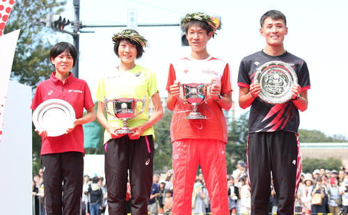 マラソン・グランドチャンピオンシップ表彰式　五輪代表を決め笑顔を見せる、左から女子2位の鈴木、1位の前田、男子1位の中村、2位の服部（19年9月15日撮影）
