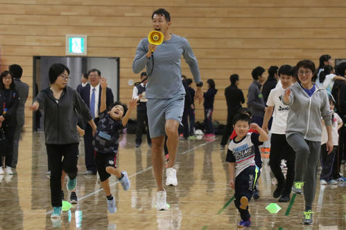 子どもたちに走り方を指導する陸上10種競技の右代（中央）（撮影・浅水友輝）