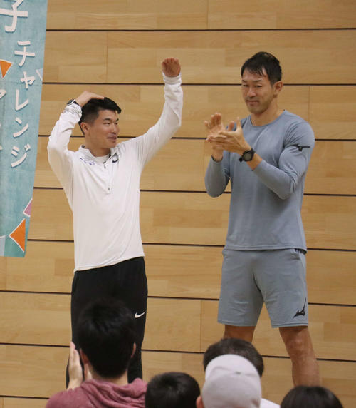 陸上短距離の小池（左）は10種競技の右代と背比べする（撮影・浅水友輝）