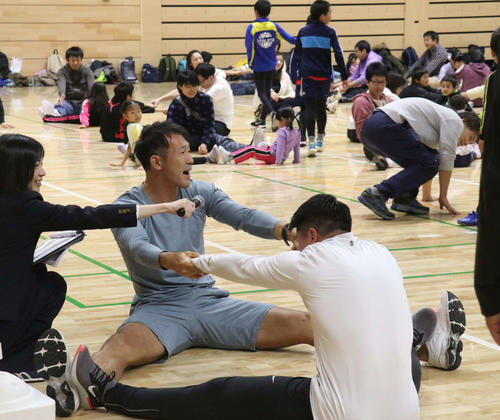 陸上短距離の小池（手前）とストレッチをする10種競技の右代（撮影・浅水友輝）
