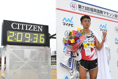 福岡国際マラソン　2時間9分36秒で日本人トップの藤本拓はガッツポーズ（撮影・今浪浩三）
