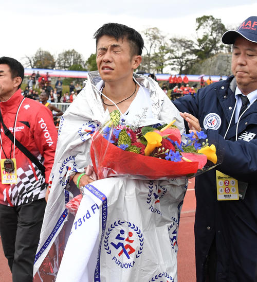 福岡国際マラソン　2時間9分36秒でゴールし、渋い表情を浮かべる藤本拓（撮影・今浪浩三）