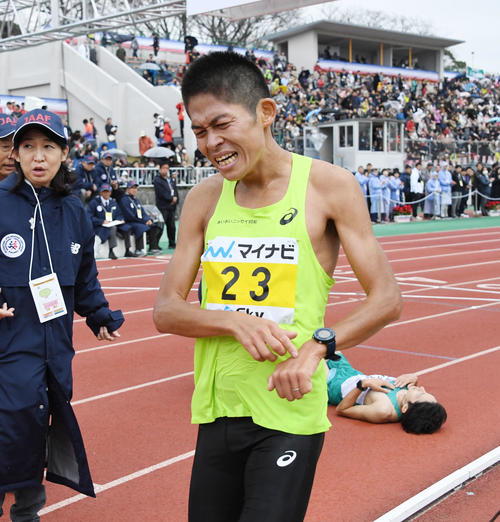 福岡国際マラソン　2時間12分50秒、12位でゴールする川内優輝（撮影・今浪浩三）