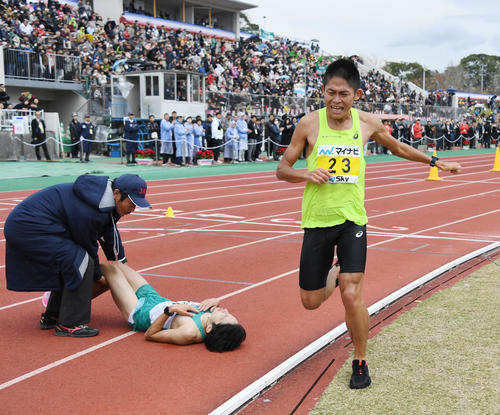 福岡国際マラソン　2時間12分50秒、12位でゴールする川内優輝（撮影・今浪浩三）