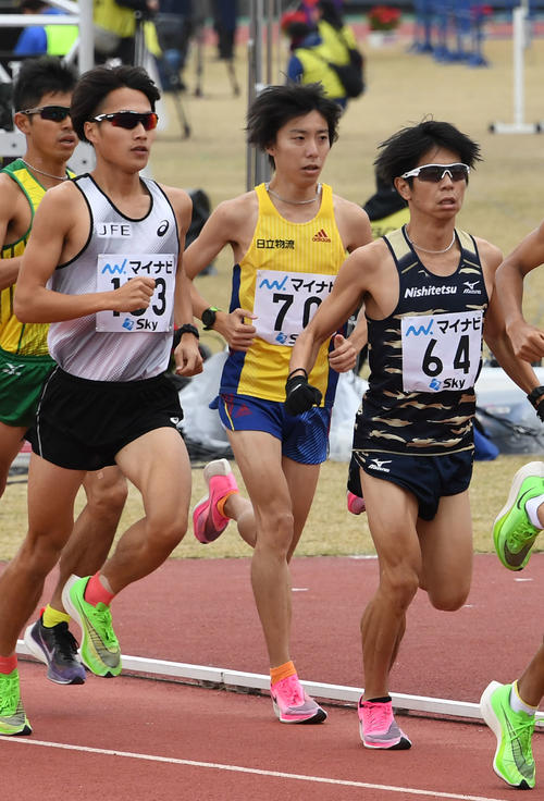 スタートする設楽啓太（70）（撮影・今浪浩三）
