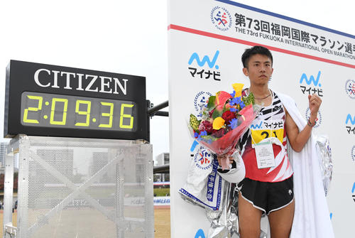 2時間9分36秒で日本人トップの藤本拓はガッツポーズ（撮影・今浪浩三）