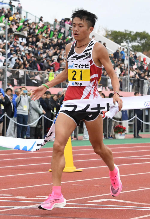 2時間9分36秒でゴールする日本人トップの藤本拓（撮影・今浪浩三）