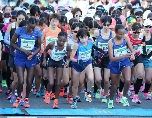 いっせいにスタートする吉田香織（中央）ら代表チャレンジャーの部の選手たち（撮影・河野匠）