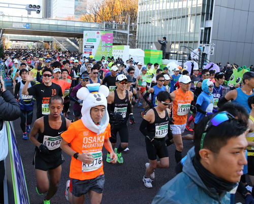 いっせいにスタートするフルマラソン一般の部の参加者たち（撮影・河野匠）