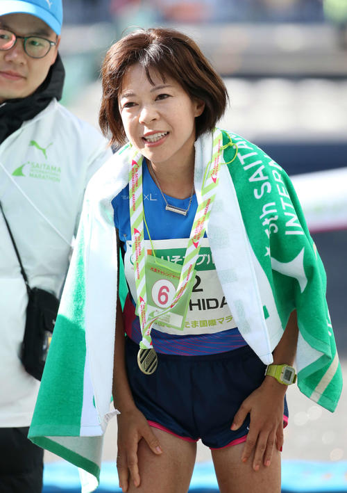 日本人トップの6位、2時間35分15秒でゴールした吉田香織は険しい表情を見せる（撮影・河野匠）