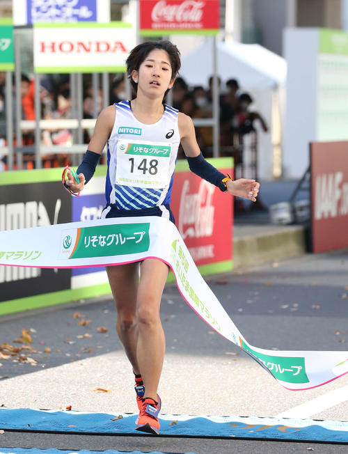 日本人2位となる7位でゴールテープを切る吉田香澄（撮影・河野匠）